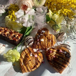 If you’re looking for some Valentine’s Day treats to share with your VAL/GAL/ or PALentines—our neighbors @laroolou have a special KILIG box of yummy goodness available for pre-order. See what’s included below. 😍👇 #LlewellynLocal 
Here’s what’s inside:
💓Raspberry jam heart shaped hand pies 
💓Rocky Road brownies
💓Chocolate chip cookies 
💓Stawberry Milo meringues
💓5” Banoffee pie
Plus, each box will come with a handcrafted card by @chunkypaper! Instagram post from @llewellyn__la on February 09, 2022 13:02:59pm